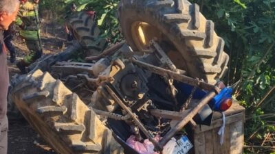 Düzce’nin Cumayeri ilçesinde traktörün devrilmesi sonucu sürücü hayatını kaybetti.