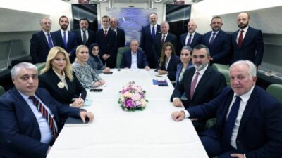 Cumhurbaşkanı Recep Tayyip Erdoğan, Kırgızistan ziyareti sonrası dönüş yolunda uçakta