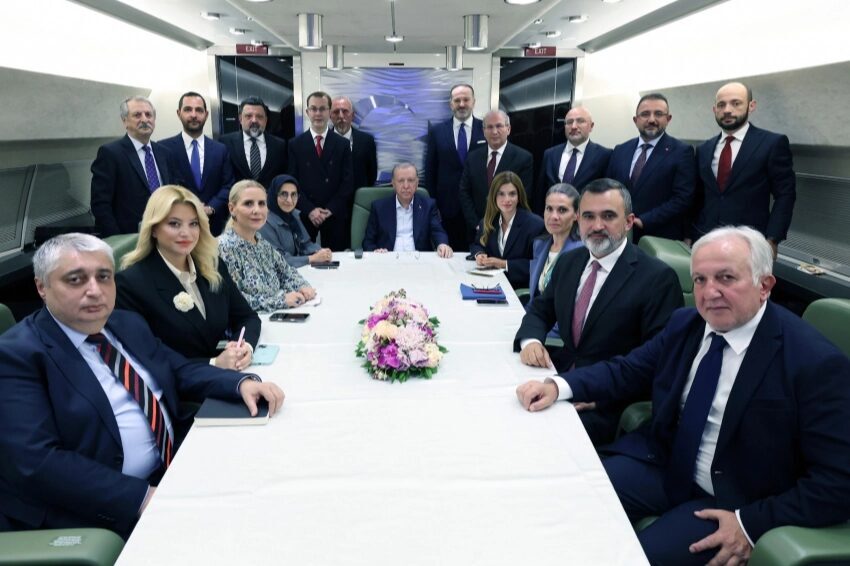 Cumhurbaşkanı Recep Tayyip Erdoğan, Kırgızistan ziyareti sonrası dönüş yolunda uçakta