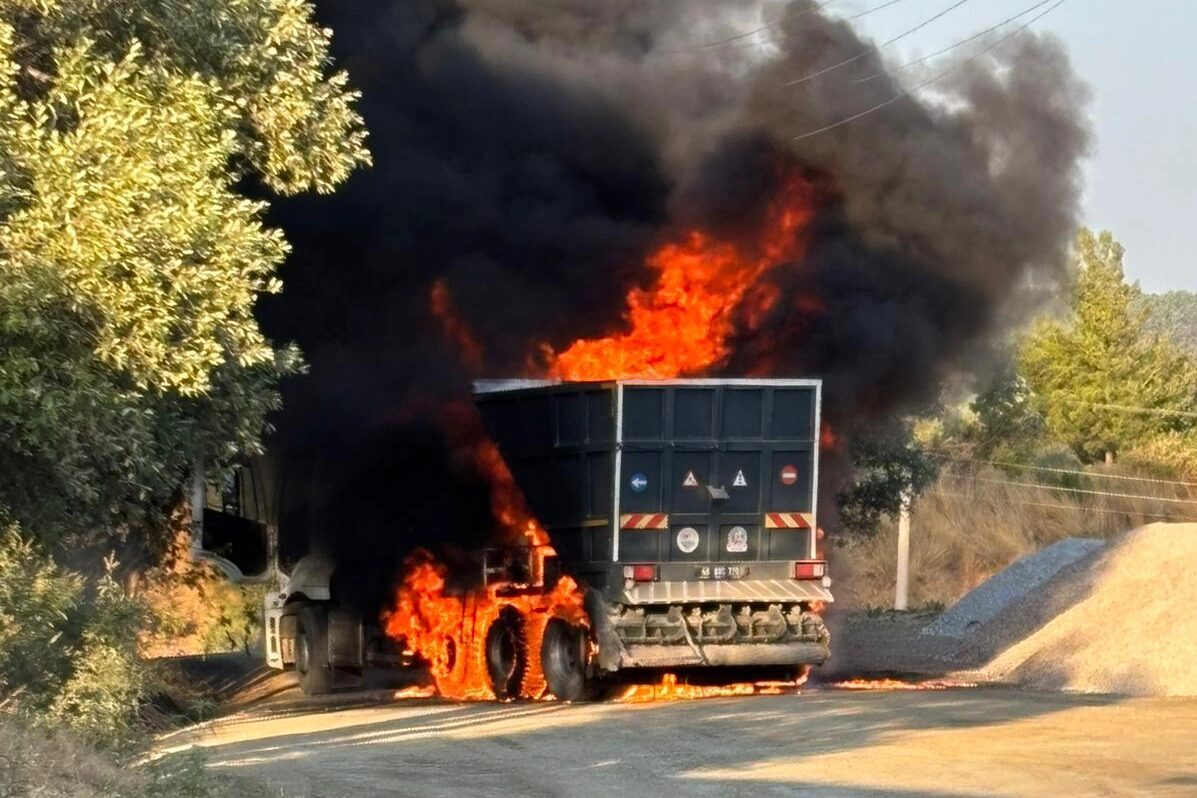 Muğla’nın Dalaman ilçesinde belediyeye ait asfalt kaplama aracı, Elcik Mahallesi