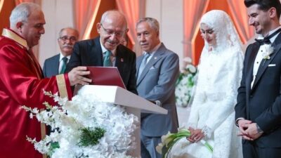 İstanbul’da düzenlenen düğün töreninde eski Başbakan Ahmet Davutoğlu’nun oğlu Mehmet