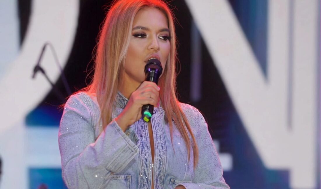Demet Akalın, Bursa’nın Osmangazi ilçesinde düzenlenen Kahve Festivali kapsamında sahne