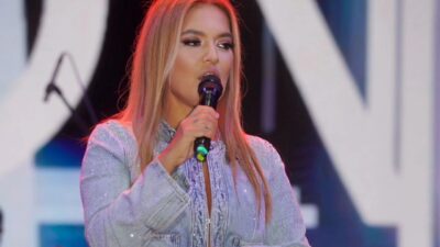 Demet Akalın, Bursa’nın Osmangazi ilçesinde düzenlenen Kahve Festivali kapsamında sahne