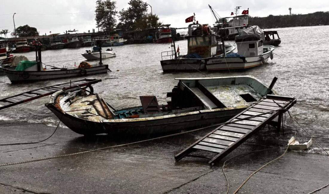 Düzce’nin Akçakoca ilçesinde etkili olan fırtına, Akçakoca Balıkçı Barınağı’ndaki 14
