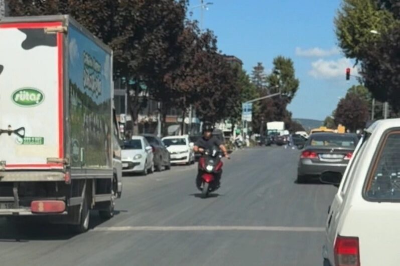 Düzce Kuyumcuzade Bulvarı'nda kırmızı ışıkta bekleyen araçları aşmak için ters