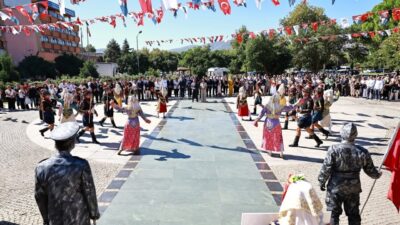 Efes Selçuk’un düşman işgalinden kurtuluşunun 104’üncü yıl dönümü, Atatürk Anıtı