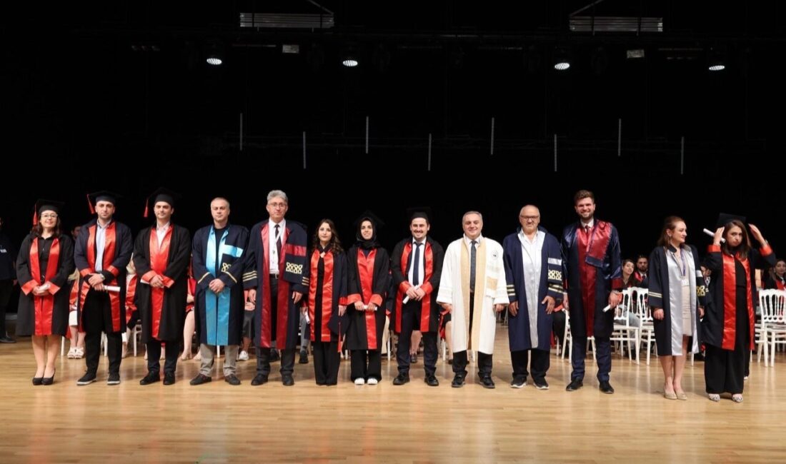 Erciyes Üniversitesi (ERÜ) tarafından enstitülerden mezun olan lisansüstü öğrencilere mezuniyet