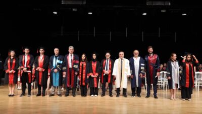 Erciyes Üniversitesi (ERÜ) tarafından enstitülerden mezun olan lisansüstü öğrencilere mezuniyet