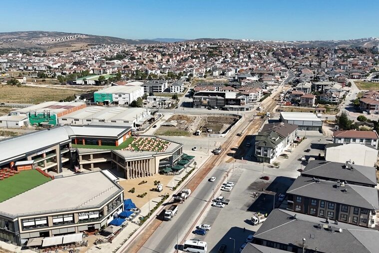 Altyapı çalışmalarının tamamlandığı Kozluca Bulvarında Bursa Büyükşehir Belediyesi BUSKİ ekipleri