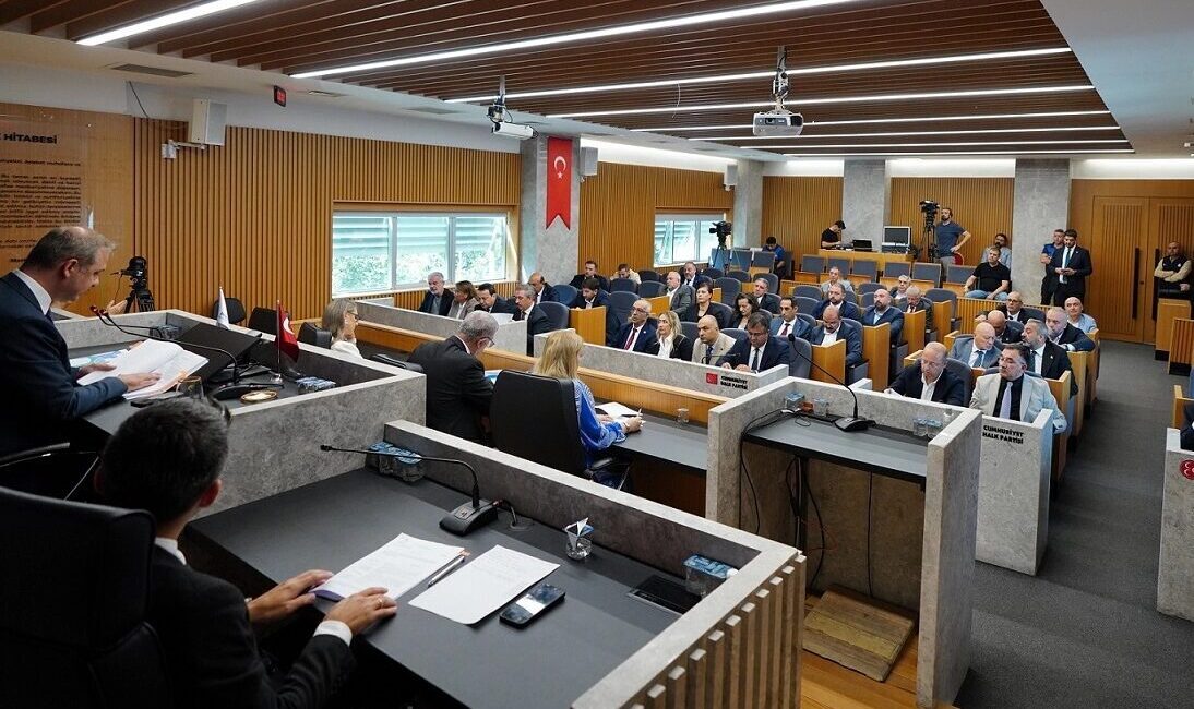İstanbul'da Beylikdüzü Belediyesi Eylül Ayı Meclis Toplantısı’nın 1. birleşimi, iki