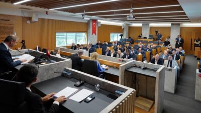 İstanbul'da Beylikdüzü Belediyesi Eylül Ayı Meclis Toplantısı’nın 1. birleşimi, iki