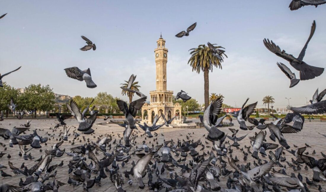 İzmir’in simgesi Saat Kulesi, 125 yıldır Konak Meydanı’nda kentin değişimine