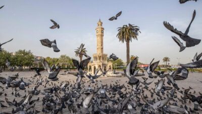 İzmir’in simgesi Saat Kulesi, 125 yıldır Konak Meydanı’nda kentin değişimine