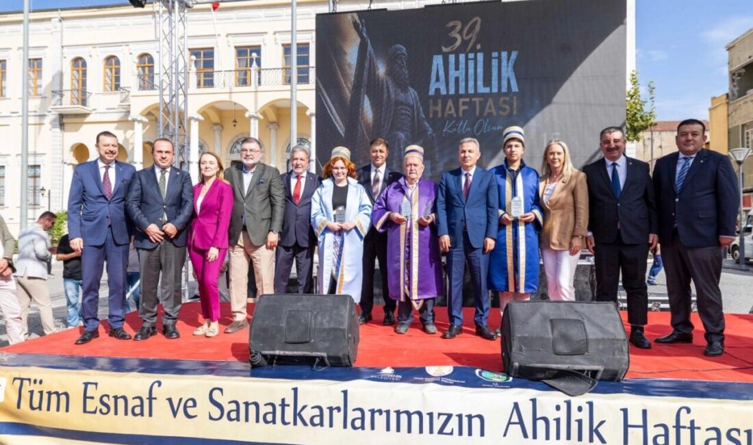 İzmir'de Konak Atatürk Meydanı’ndaki etkinliklerde ahilik geleneği, zeybek gösterileri ve
