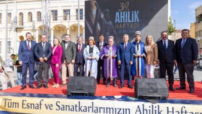 İzmir'de Konak Atatürk Meydanı’ndaki etkinliklerde ahilik geleneği, zeybek gösterileri ve