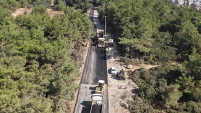 İzmir Büyükşehir Belediyesi, kent merkezindeki çalışmalarını çevre ilçelerdeki yol yatırımlarıyla