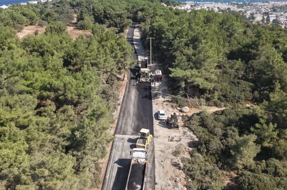 İzmir Büyükşehir Belediyesi, kent merkezindeki çalışmalarını çevre ilçelerdeki yol yatırımlarıyla