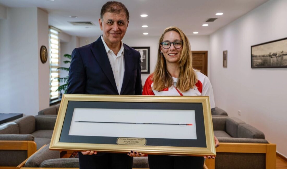 İzmir Büyükşehir Belediyesi Spor Kulübü’nün 17 yaşındaki milli okçusu Dünya