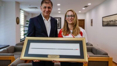 İzmir Büyükşehir Belediyesi Spor Kulübü’nün 17 yaşındaki milli okçusu Dünya