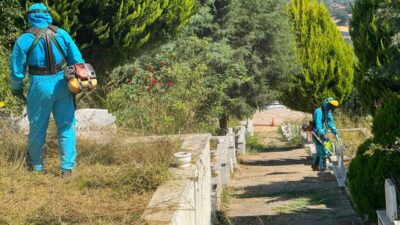 Kocaeli Büyükşehir Belediyesi Mezarlıklar Şube Müdürlüğü ekipleri, İzmit ilçesindeki mezarlıklarda