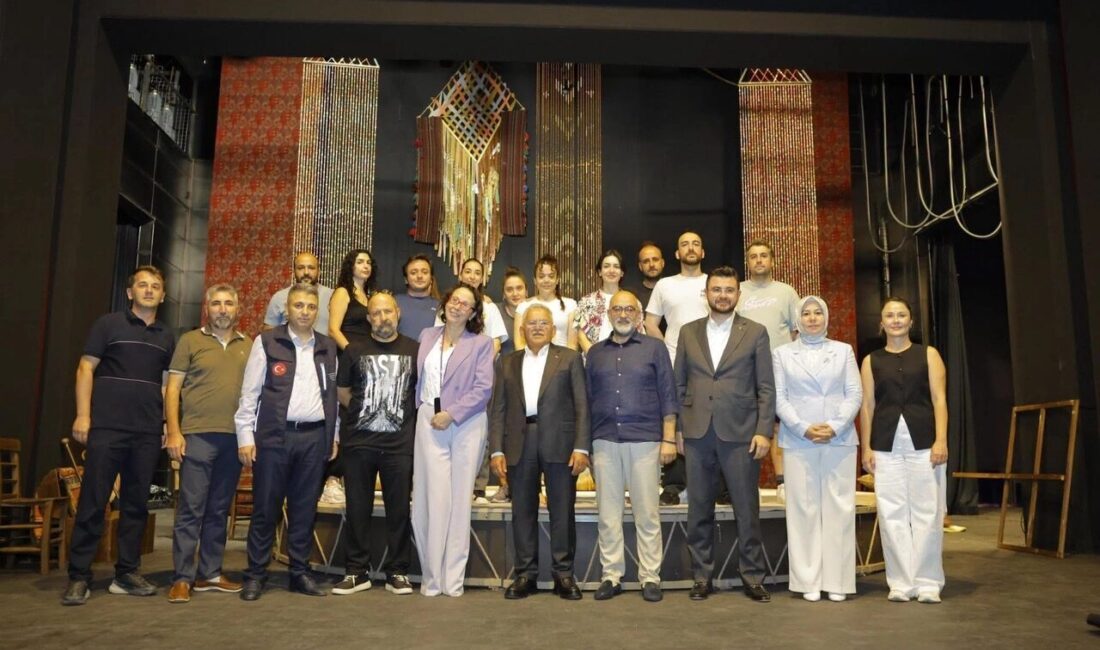 Kayseri Büyükşehir Belediye Başkanı Dr. Memduh Büyükkılıç, Kayseri Devlet Tiyatrosu’nu
