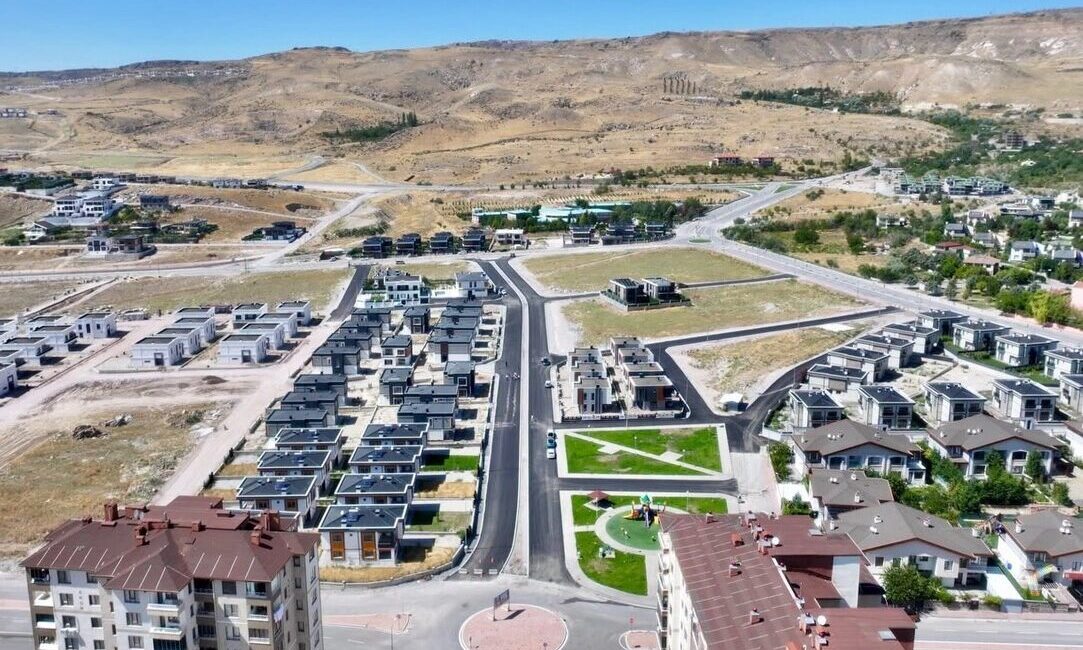 Kayseri Kocasinan Belediye Başkanı Ahmet Çolakbayrakdar, Ertuğrulgazi Mahallesi’nde tamamlanan yaklaşık
