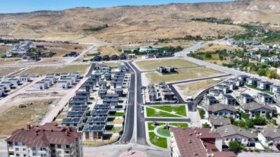 Kayseri Kocasinan Belediye Başkanı Ahmet Çolakbayrakdar, Ertuğrulgazi Mahallesi’nde tamamlanan yaklaşık