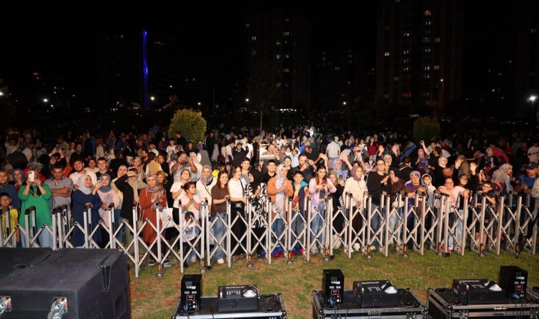 Kayseri Melikgazi Belediyesi'nin İldem Yeşilyurt Parkı’nda düzenlediği konserde Talha Bora