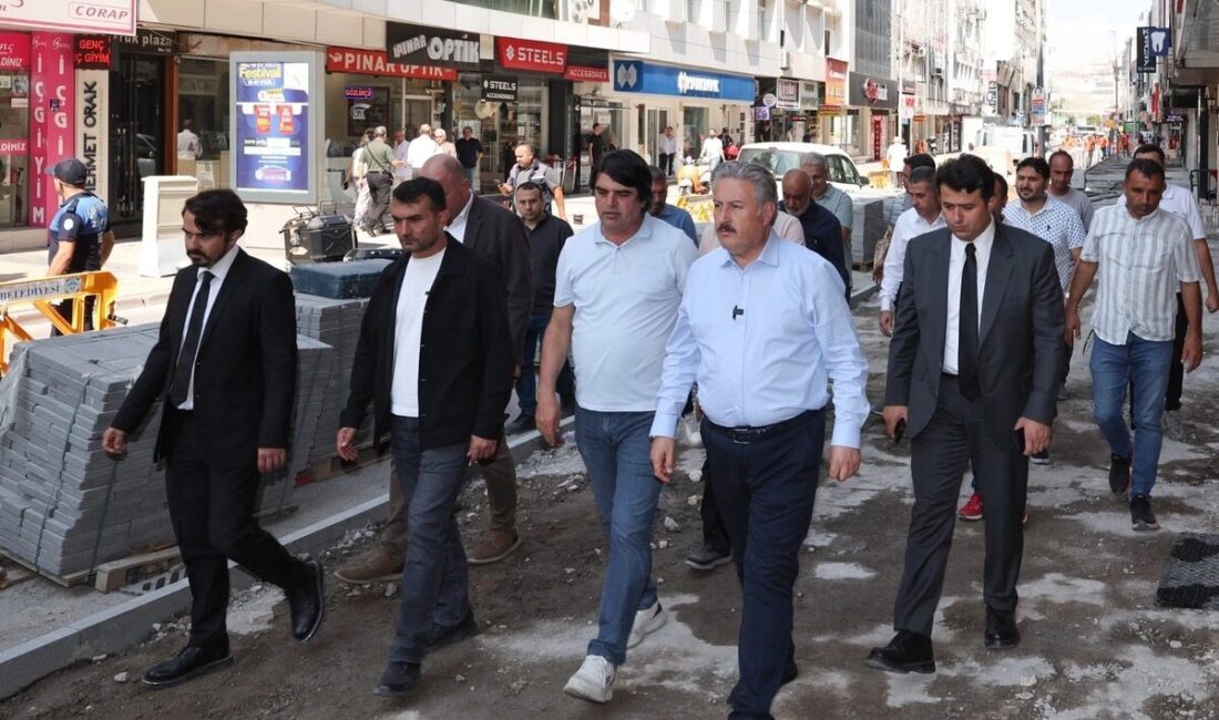 Kayseri Melikgazi Belediyesi, şehrin merkezini güzelleştiren çalışmalarına hız kesmeden devam