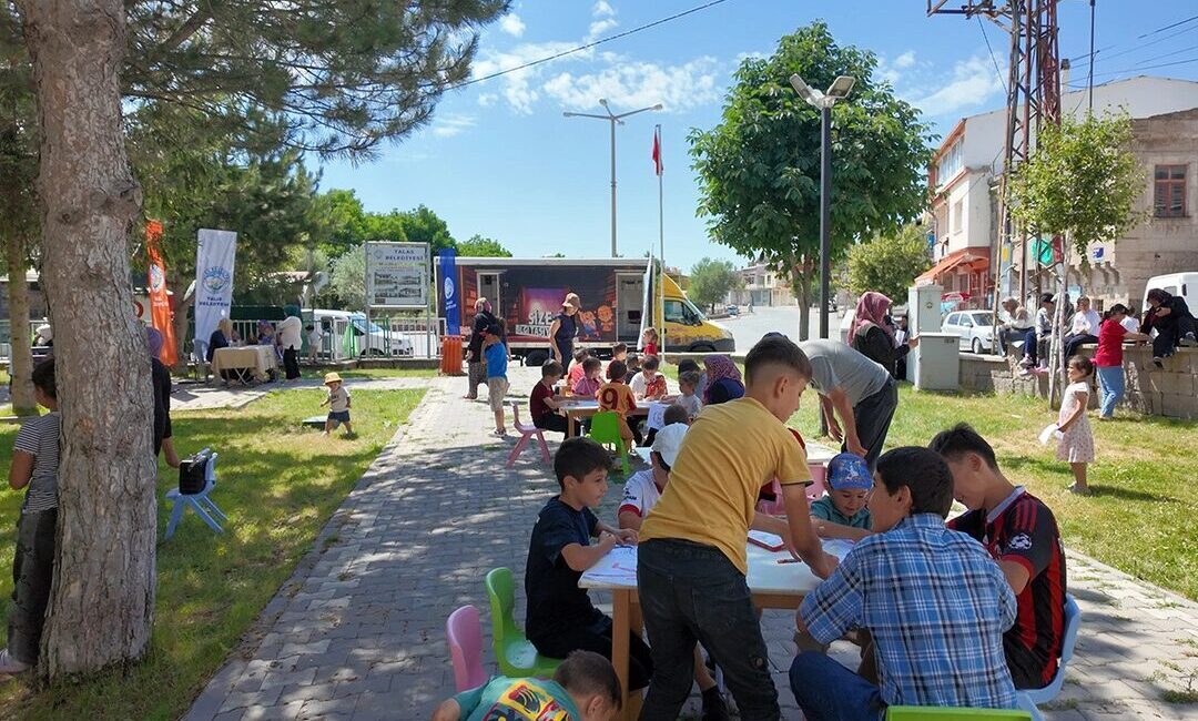 Kayseri Talas Belediyesi'nin çocukları kitapla ve okuma kültürüyle buluşturmak, kırsal