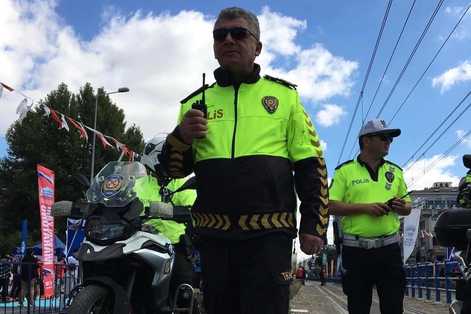 Kayseri Trafik Şube Müdürü Ali Çalışkan, kurallara uymayanları uyarırken, "Uyulmazsa