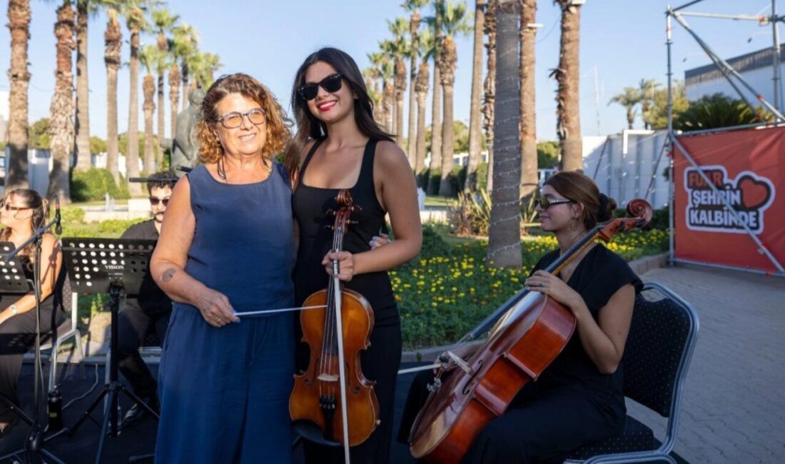 95. İzmir Enternasyonal Fuarı’nda (İEF) ziyaretçiler “Şef Sensin” etkinliğiyle orkestra