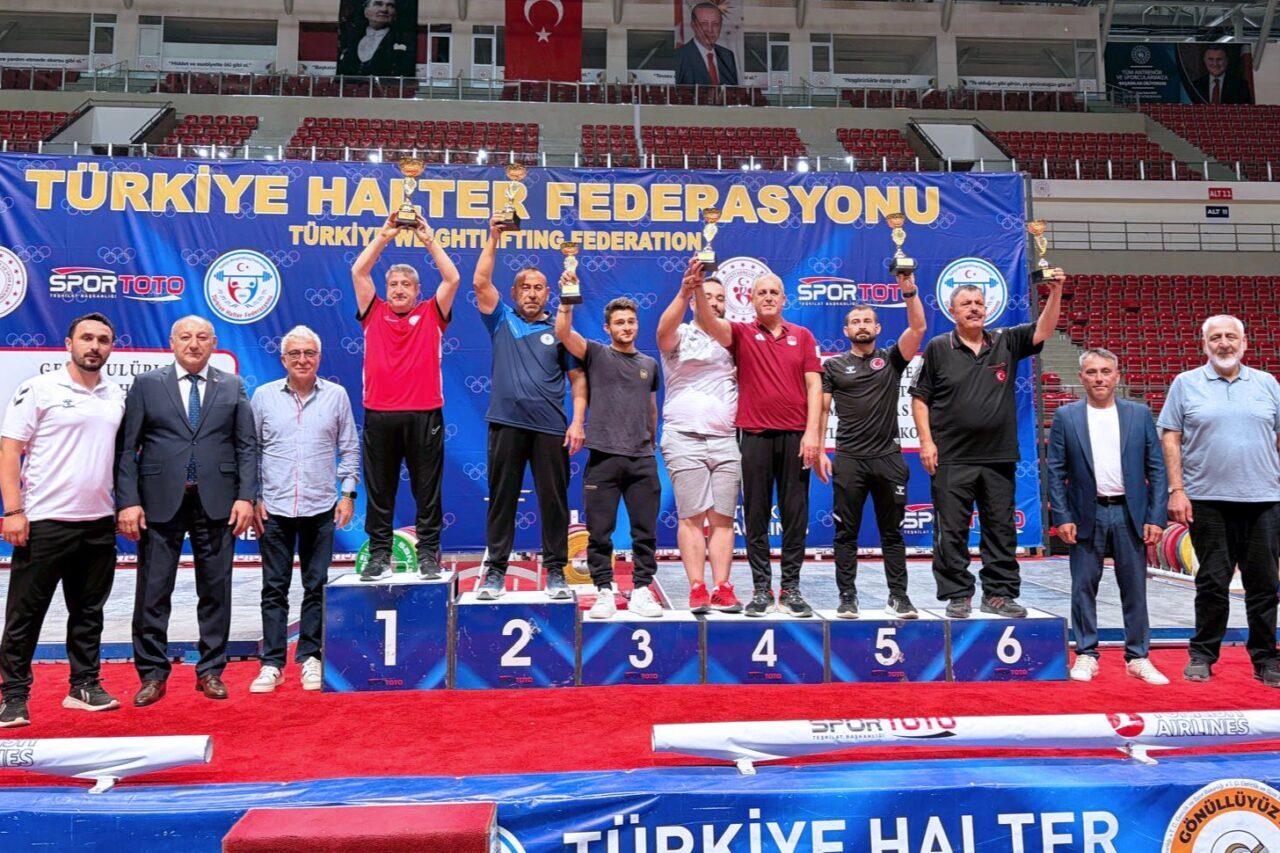 Konya'da Karatay Belediyespor Kulübü Halter Takımı, Konya’nın ev sahipliğinde düzenlenen