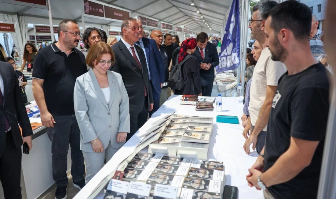 Maltepe Belediyesi’nin düzenlediği 2. Maltepe Kitap Günleri Maltepe Cumhuriyet Meydanı’nda