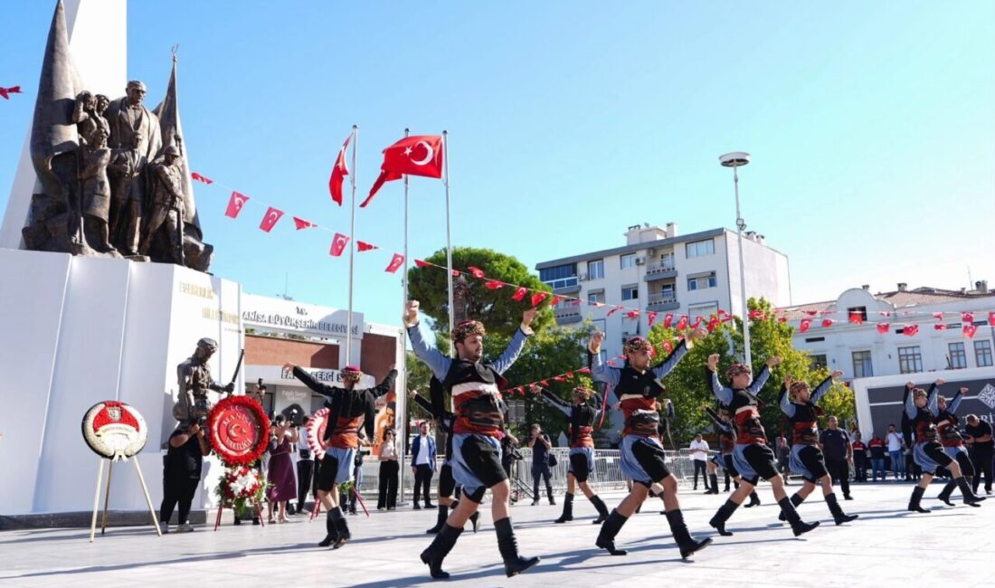 Manisa’nın düşman işgalinden kurtuluşunun 104’üncü yıl dönümü, Cumhuriyet Meydanı’nda düzenlenen