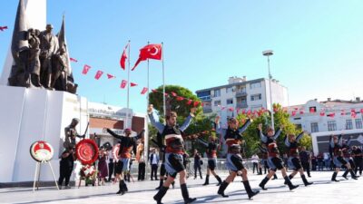 Manisa’nın düşman işgalinden kurtuluşunun 104’üncü yıl dönümü, Cumhuriyet Meydanı’nda düzenlenen
