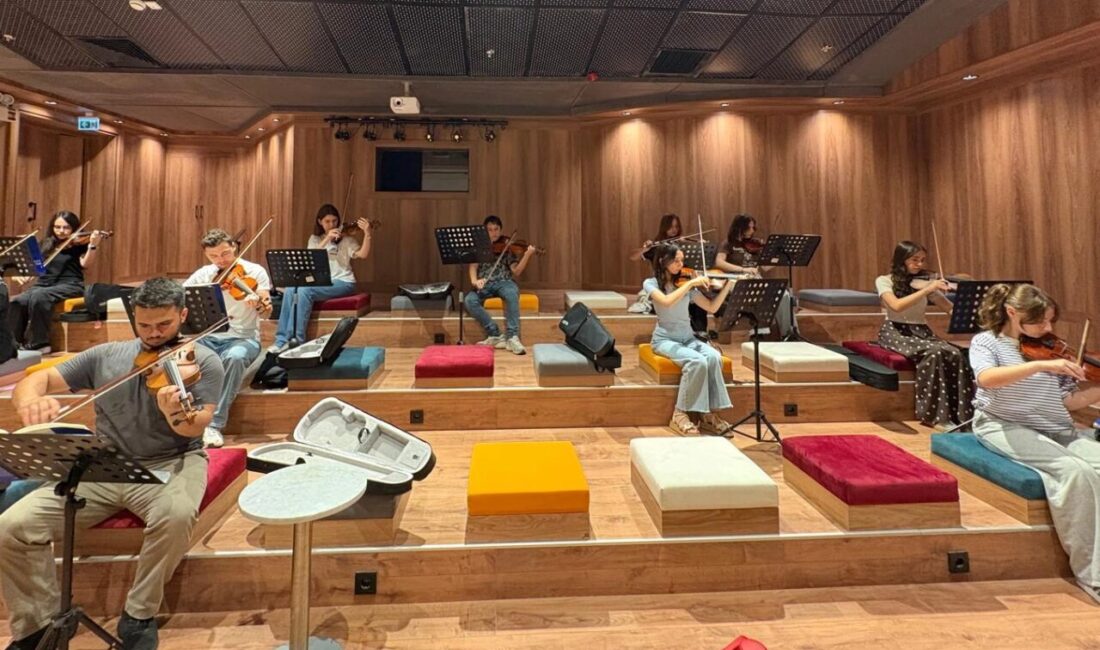 Sakarya Büyükşehir Belediyesi’nin gençleri sanat ve müzikle buluşturduğu Yaz Müzik