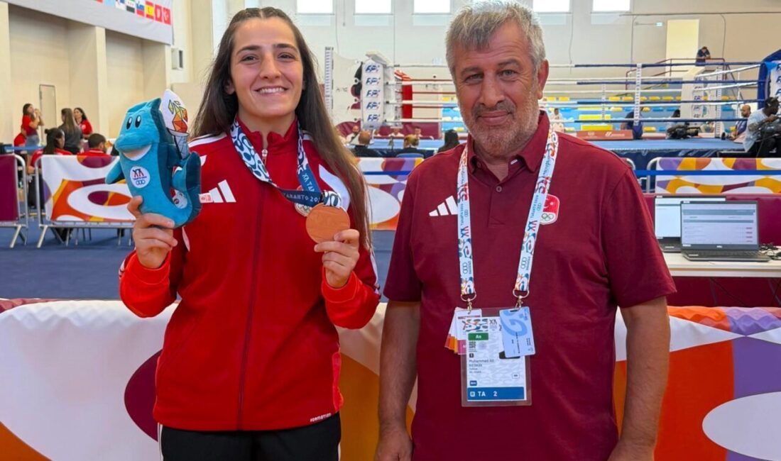 Sakarya Büyükşehir Belediyesi Spor Kulübü’nün genç boksörlerinden Ece Asude Ediz,
