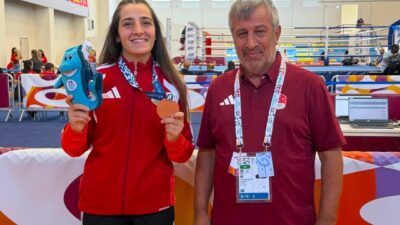 Sakarya Büyükşehir Belediyesi Spor Kulübü’nün genç boksörlerinden Ece Asude Ediz,