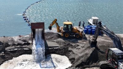 Samsun Büyükşehir Belediyesi, Atakum ilçesi Körfez mevkinde deniz yüzeyinde sürdürdüğü