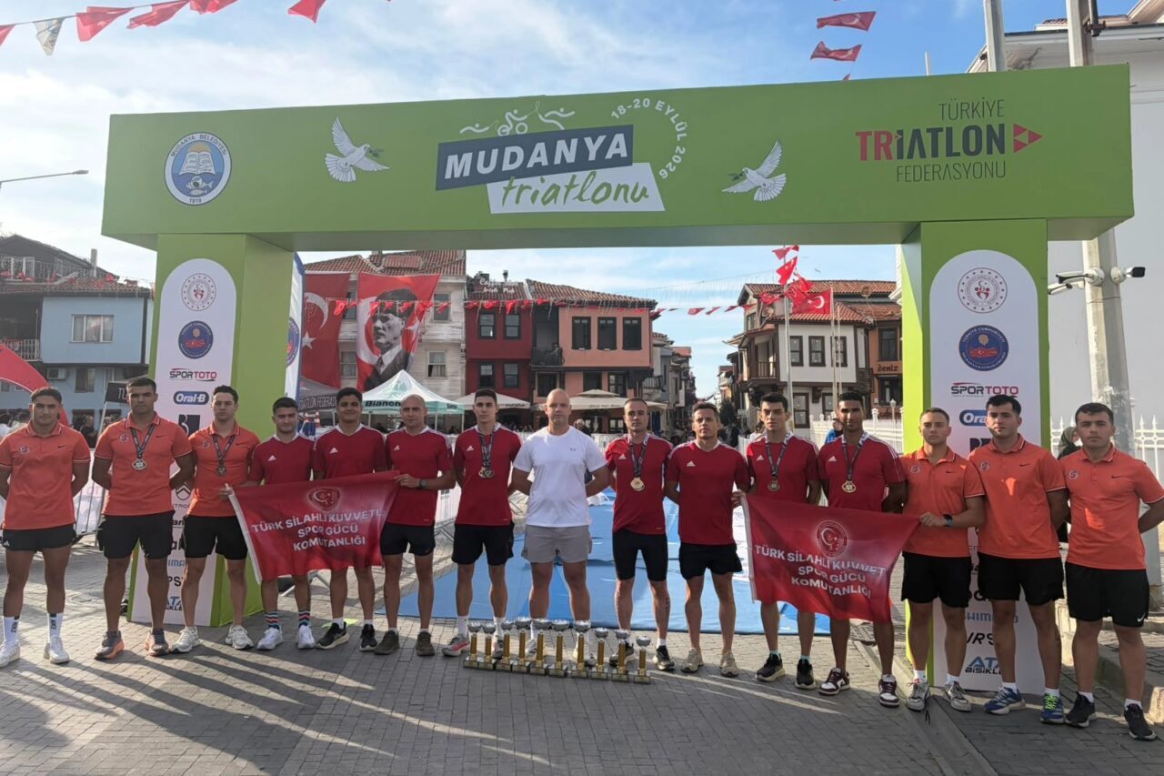Mudanya'da düzenlenen Triatlonu Türkiye Kupası Finali’nde mücadele eden TSK Spor