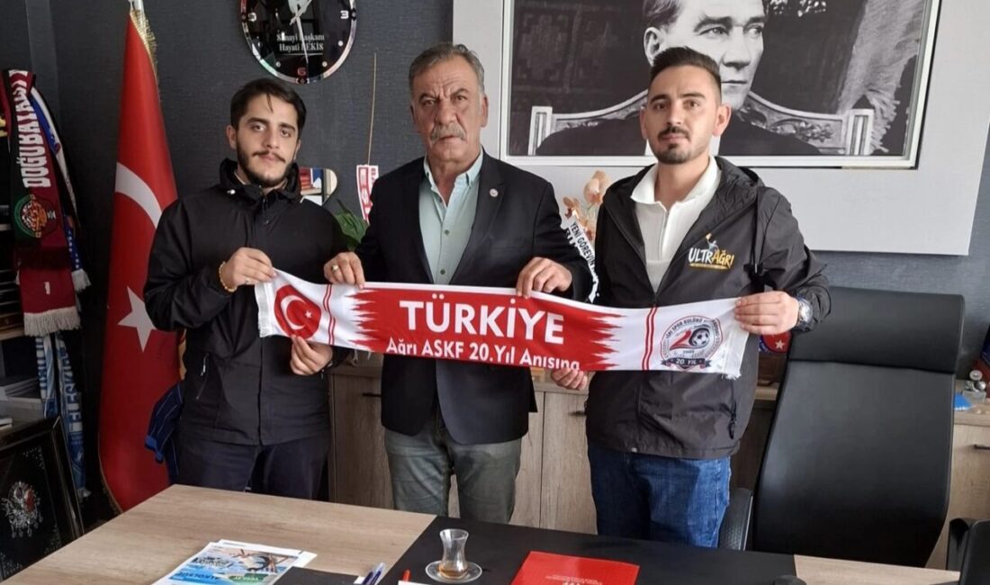 UltraAğrı Taraftar Grubu adına Mehmet Bozkurt ve beraberindeki grup üyeleri,