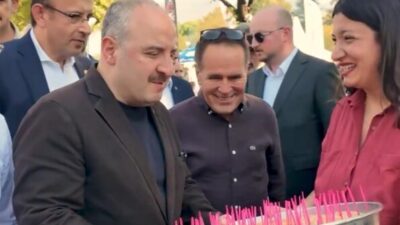 Bursa Gastronomi Festivali’nde ikram edilen böreği vatandaşlara dağıtan Mustafa Varank,