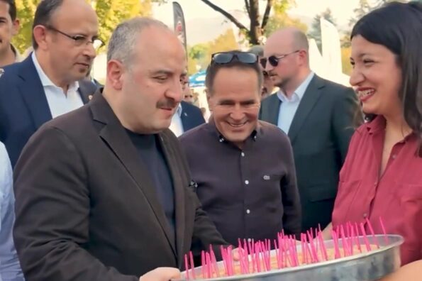 Bursa Gastronomi Festivali’nde ikram edilen böreği vatandaşlara dağıtan Mustafa Varank,