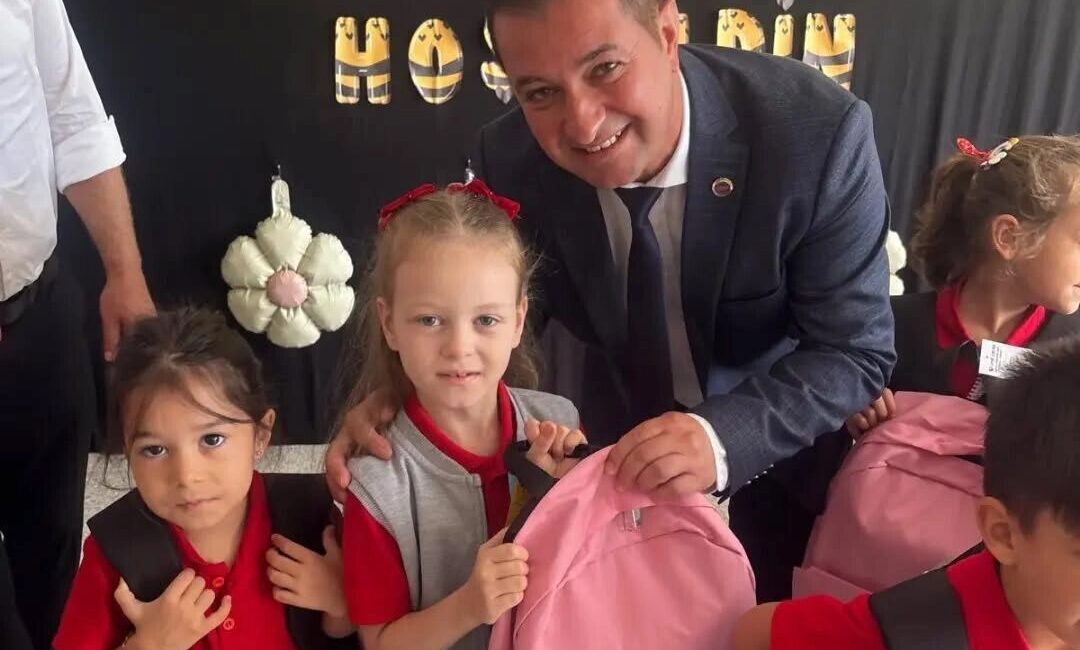 Yenimuhacir Belediye Başkanı Tamer Kıral, 1. sınıfa başlayan öğrencileri sınıflarında