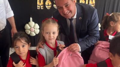 Yenimuhacir Belediye Başkanı Tamer Kıral, 1. sınıfa başlayan öğrencileri sınıflarında