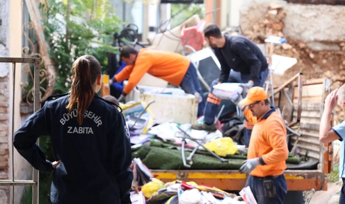 Antalya Büyükşehir Belediyesi Zabıta ekipleri tarihi Balbey mahallesinde hurdacı ve
