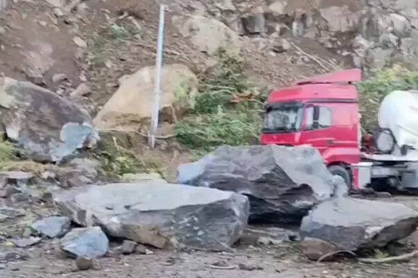 Artvin'in Hopa ilçesi Esenkıyı Tır Parkı’nda sabah saatlerinde meydana gelen
