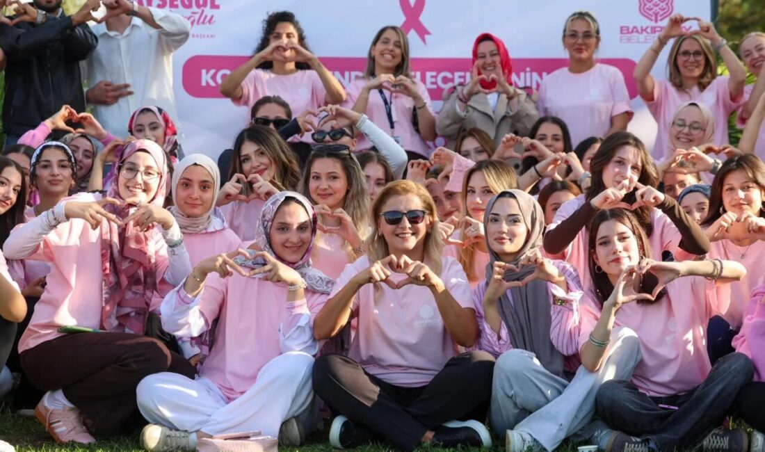 İstanbul'un Bakrıköy ilçesinde pembe tişörtler giyerek yoga yapan kadınların hareketlilik