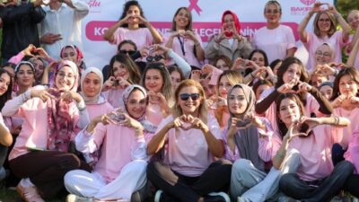 İstanbul'un Bakrıköy ilçesinde pembe tişörtler giyerek yoga yapan kadınların hareketlilik